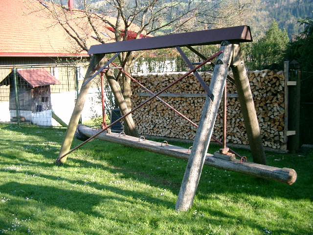 Spielgeräte auf der Wiese: Schaukel und Rutsche