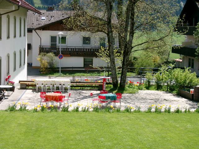 Spielwiese mit Terrasse am Haus