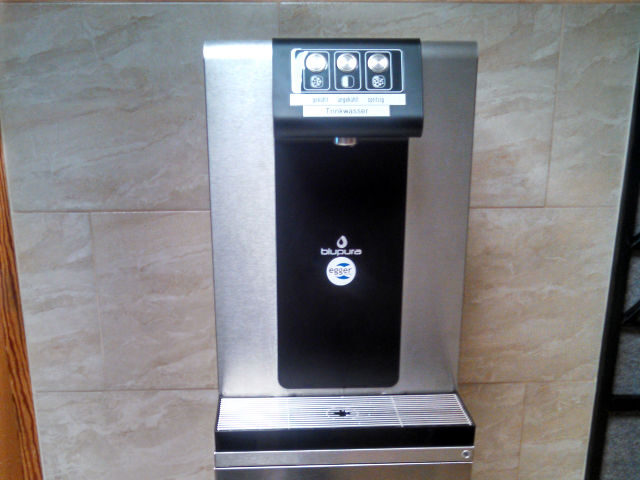 Wandmontierter Wasserspender mit gekühltem und sprudelndem Trinkwasser