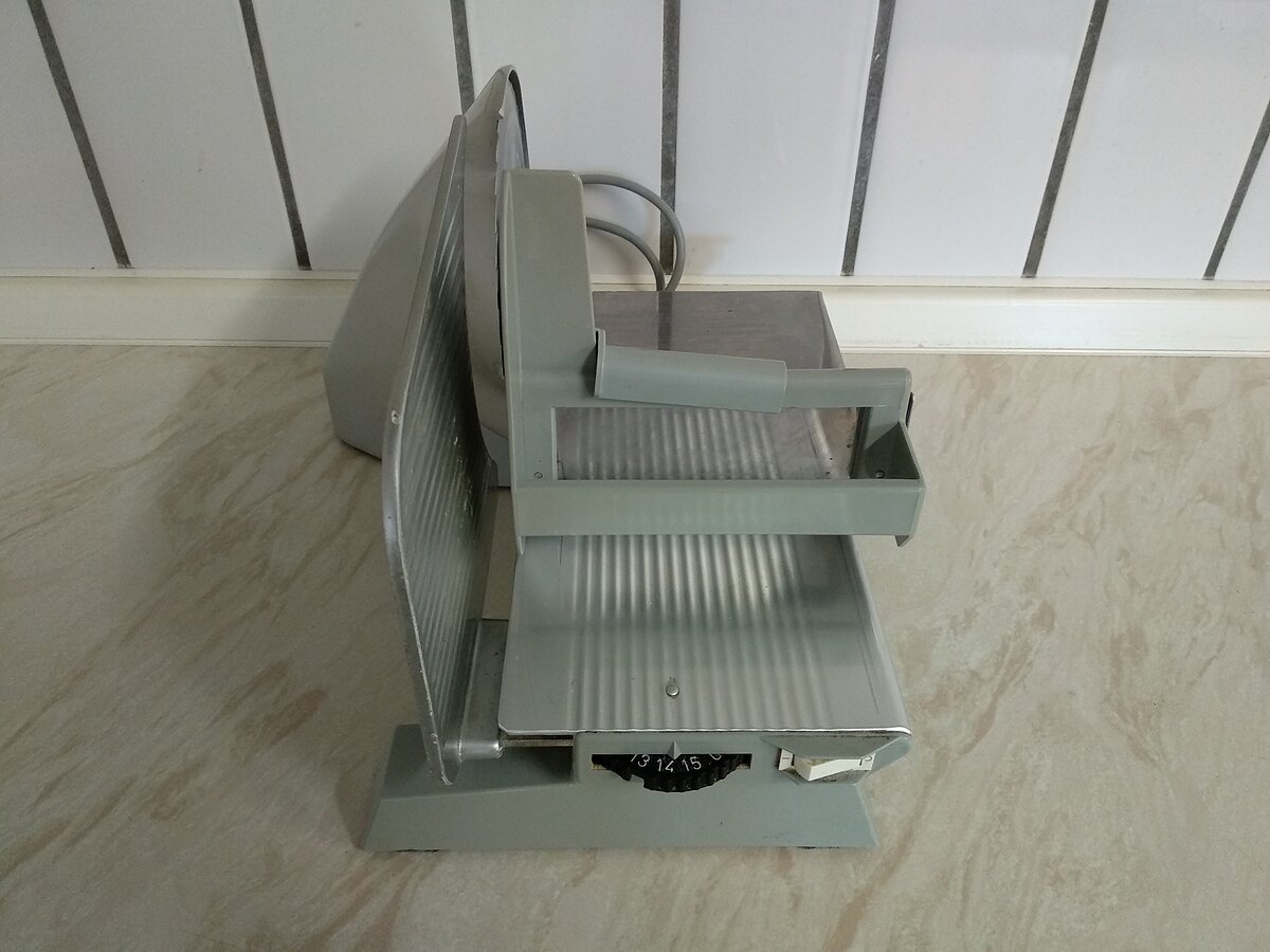 Brotschneider auf der Arbeitsfläche