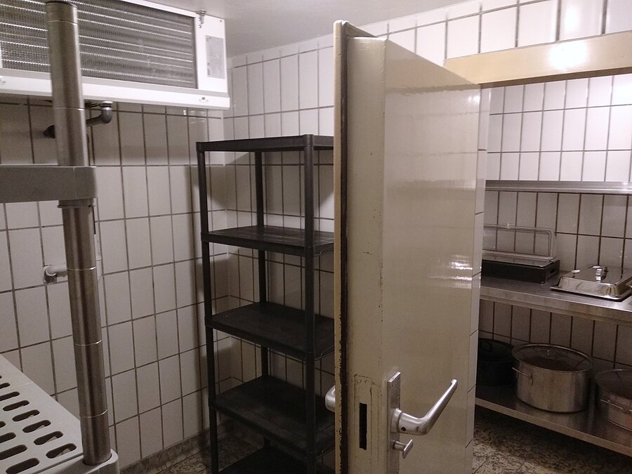 Begehbarer Kühlraum mit Regalen und Blick in den zweiten Kühlraum