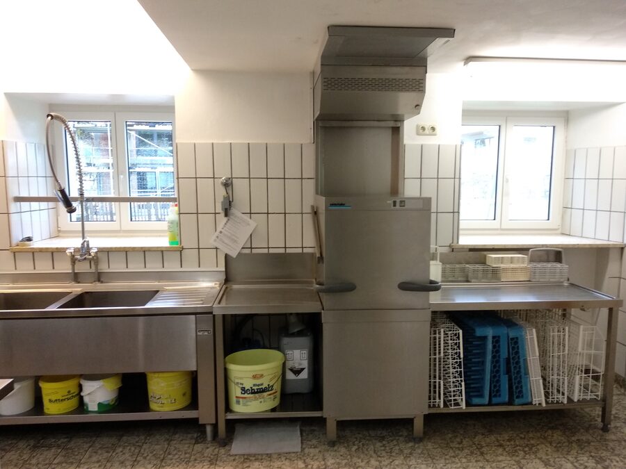 Spülstraße mit Durchschubspülmaschine