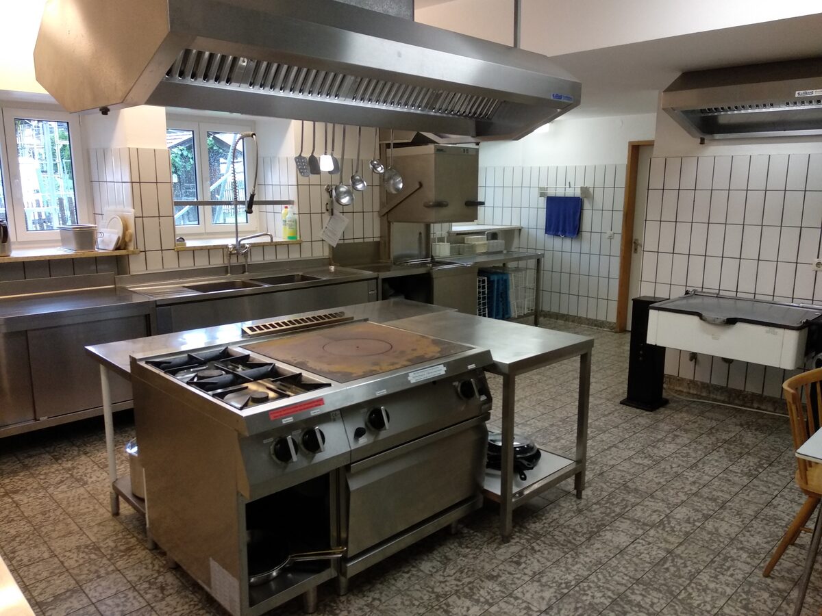 Blick in die Großküche des Schullandheims mit Edelstahl-Arbeitsflächen