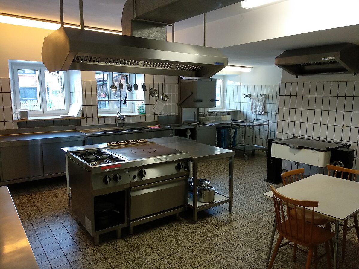 Die Großküche mit Herdinsel, Backofen und Spülbereich
