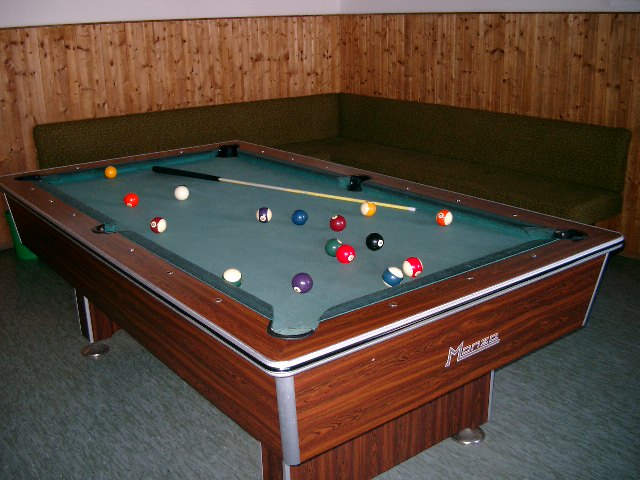 Pool-Billardtisch im Freizeitraum