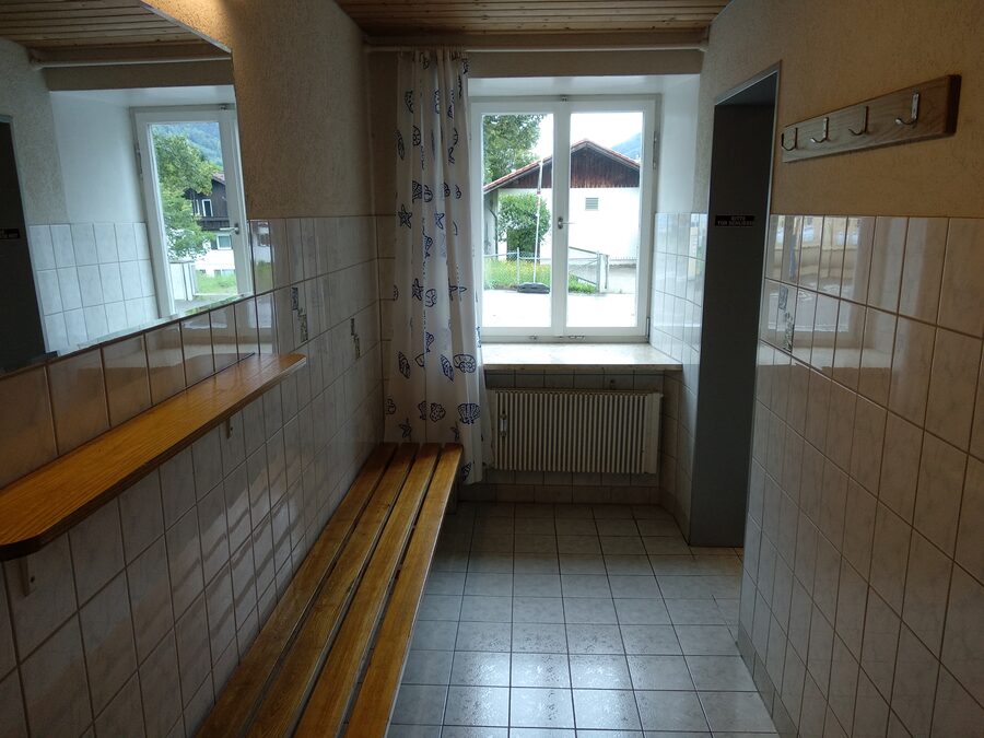 Moderner Duschraum mit mehreren Duschkabinen