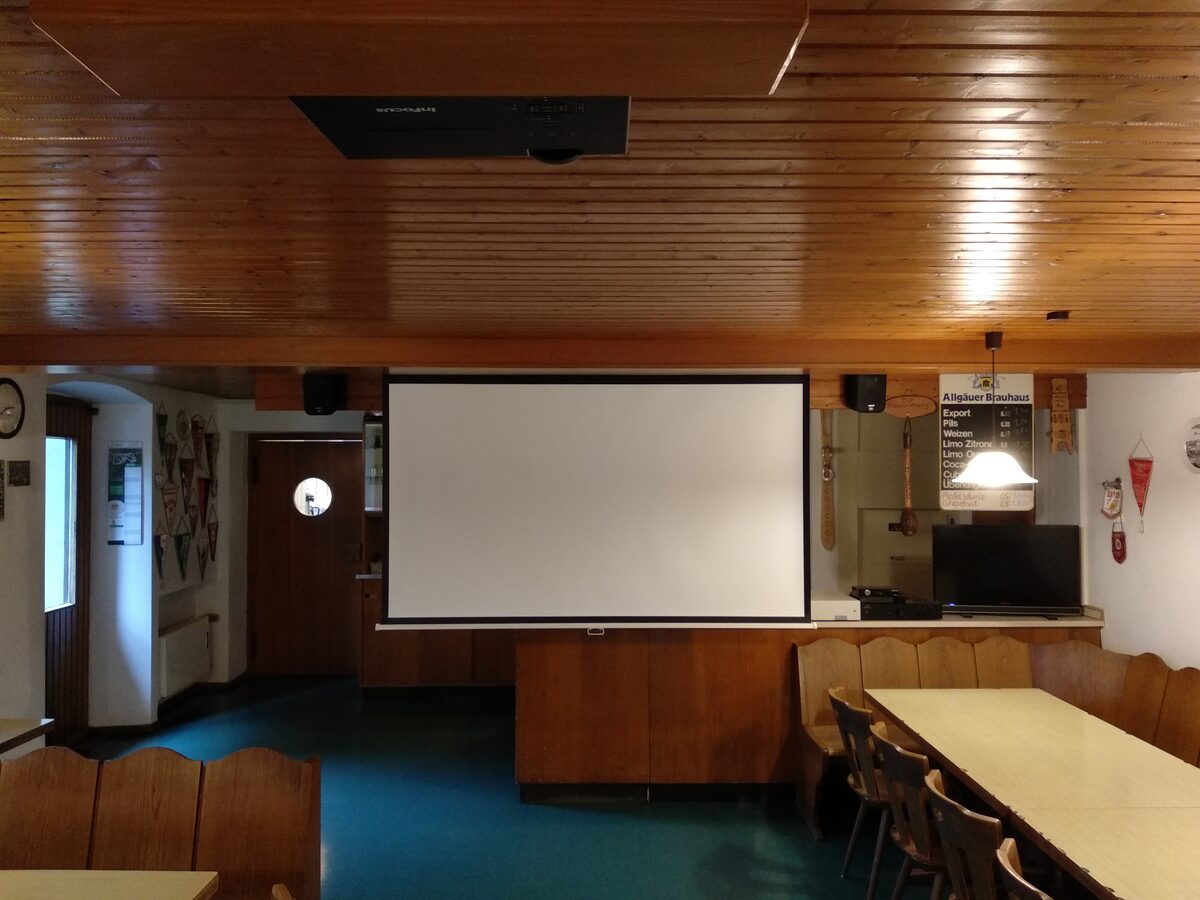 Speisesaal mit Beamer und Leinwand