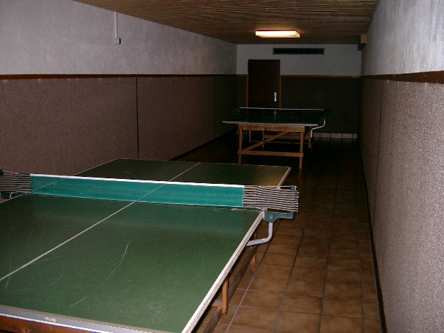 Tischtennisplatte im Haus